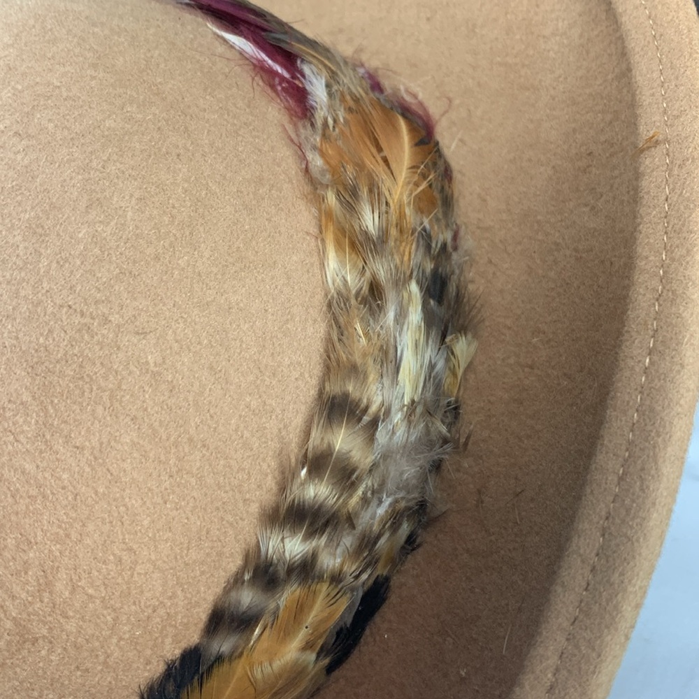 Mr. John Moderne vintage women’s hat. Tan wool with feathers and bow detail - Picture 8 of 12